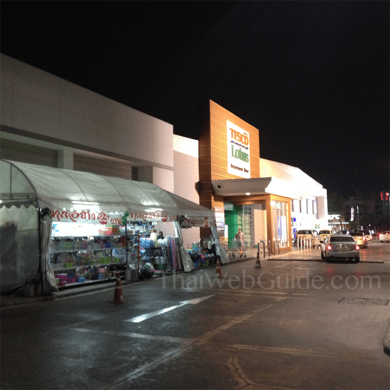 tesco pattanakarn at night
