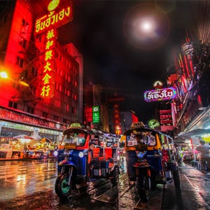 tut-tuk-china-town-bangkok-night